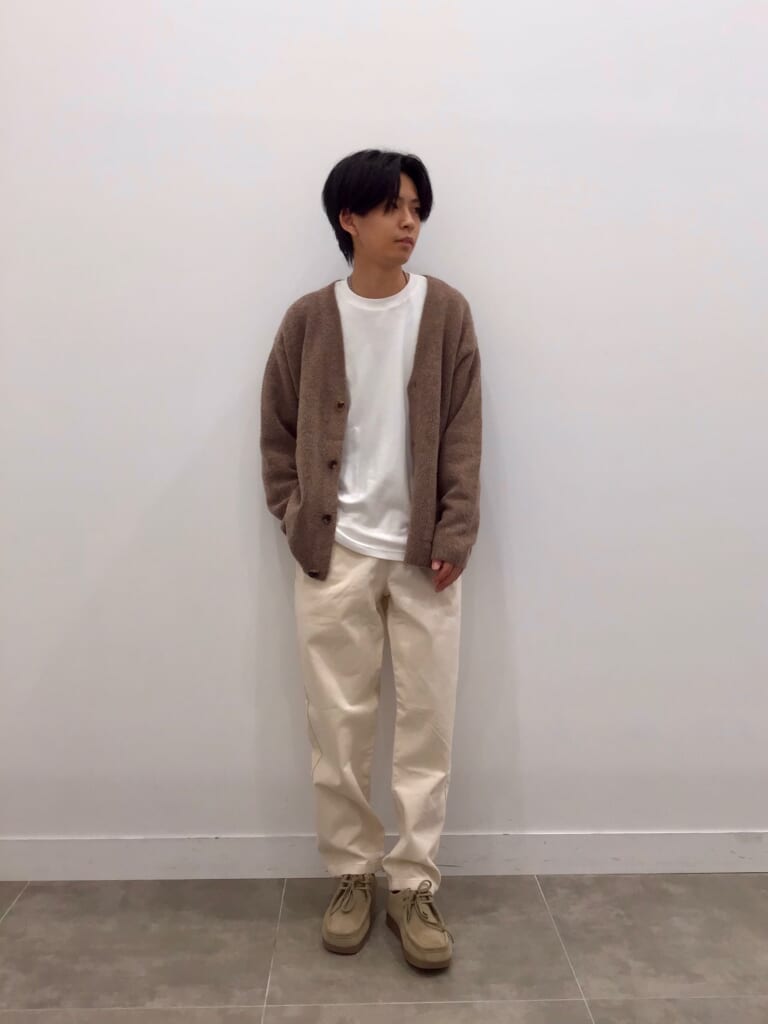 coordinate-1061-cardigan-t-shirt-chino-pants-sneakers